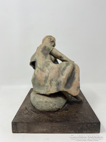 Földön ülő, tenyerébe dőlő, elgondolkodó női szobor kerámiából - CZ