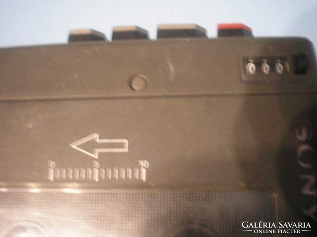 N8 sonny player tcm -3 typ large cassette operating huge powerful sound 4 x1.5V