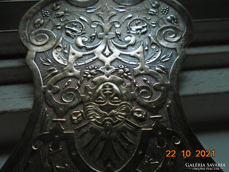 Empire gazdag mintavilággal,egyedi formával különleges ezüstözött tortalapát