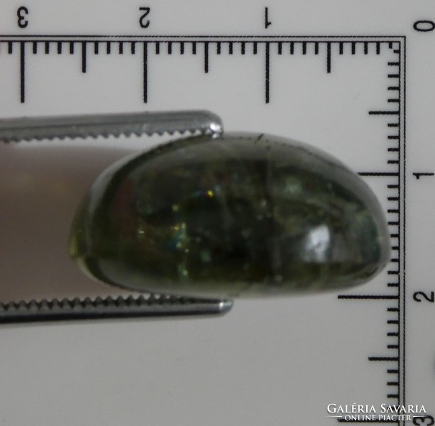 Természetes képződésű csillámos zárványokkal nőtt Apatit ásvány, csiszolt marokkő. 13 gramm