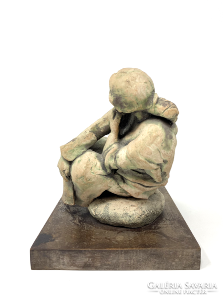 Földön ülő, tenyerébe dőlő, elgondolkodó női szobor kerámiából - CZ