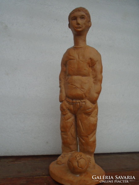 TERRAKOTTA FOCISTÁT ÁBRÁZOLÓ KERÁMIA FIGURA TALÁN (GROSICS ) 22 CM MAGAS