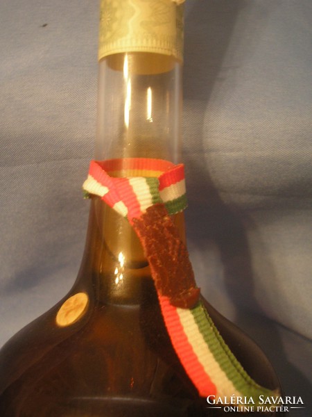 U12 Borkülönlegesség gyűjteménybe viaszpecsétes,nemzeti színű szalag + üveg szőlőfürt  a belsejében