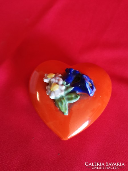 Hearts bonbonier with plastic flower decoration!