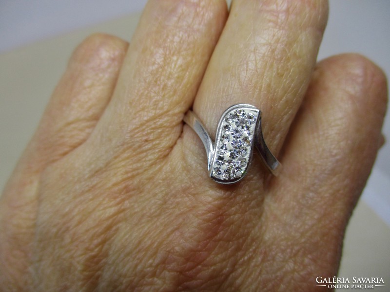 Gyönyörű elegáns ezüstgyűrű rengeteg církóniával