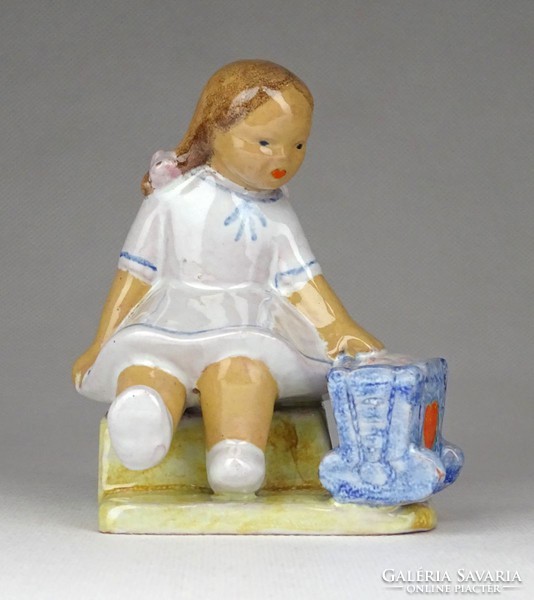 1G330 Babát ringató jelzett kislány kerámia figura