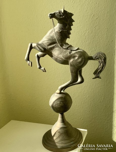 Ugró ló ; bronzlapos , 63 cm magas dekorativ ,nehéz ajándéktárgy lovasoknak és szimpatizánsoknak
