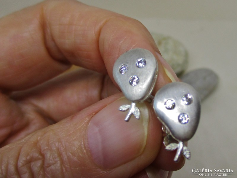 Szépséges kézműves ezüst fülbevaló fehér kövekkel