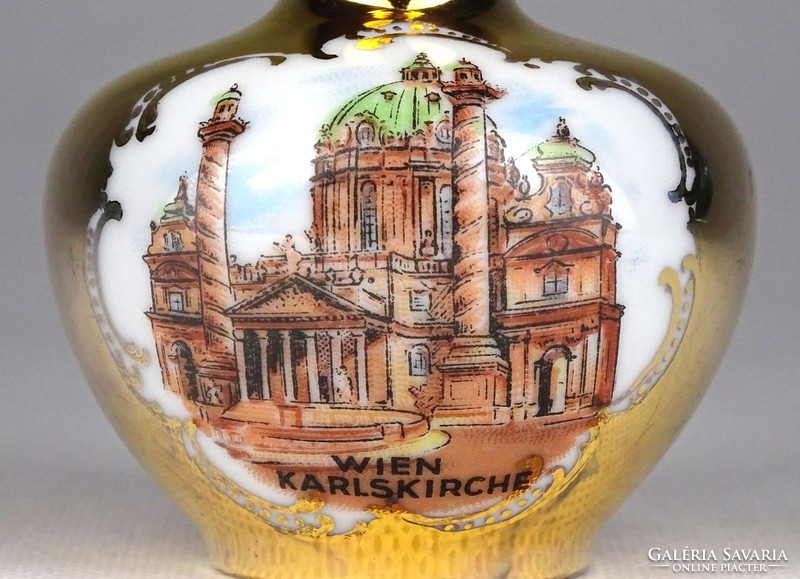 1G372 Régi kisméretű aranyozott osztrák porcelán kiöntő WIEN KARLSKIRCHE városképes váza