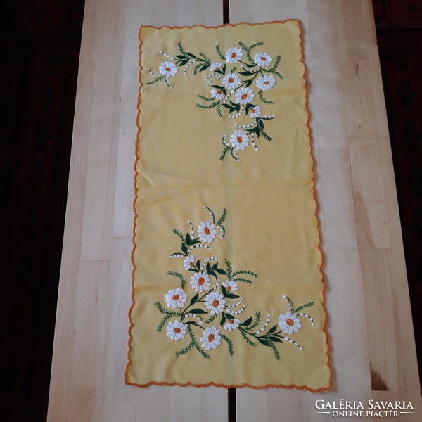 Kézimunka – kézzel hímzett margarétavirágos sárga terítő, asztalközép