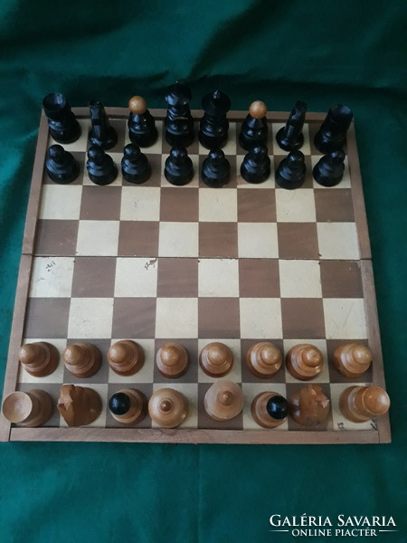 Régi, fa sakk készlet, fa dobozban, faragott sakkfigurákkal. Tábla mérete: 32x32cm.OLCSÓBB!