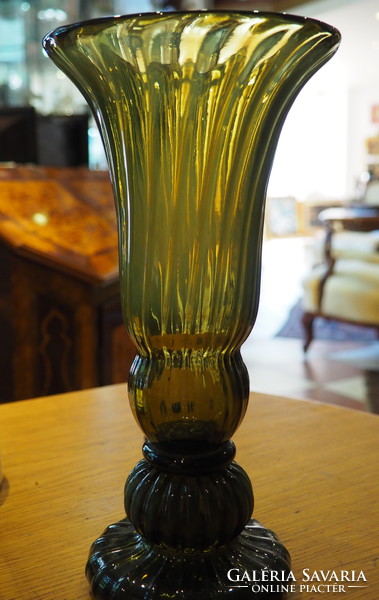Glass vase with a special twisted pattern