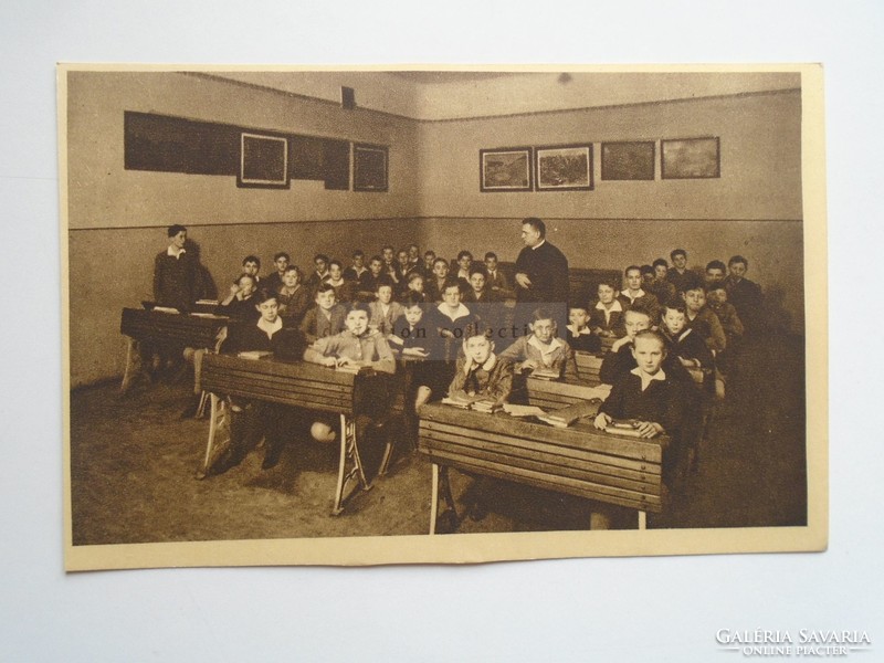 D185249 Budapest, Kegyes-tanítórendi Piarista Gimnázium -1932 Részlet egy tanteremből