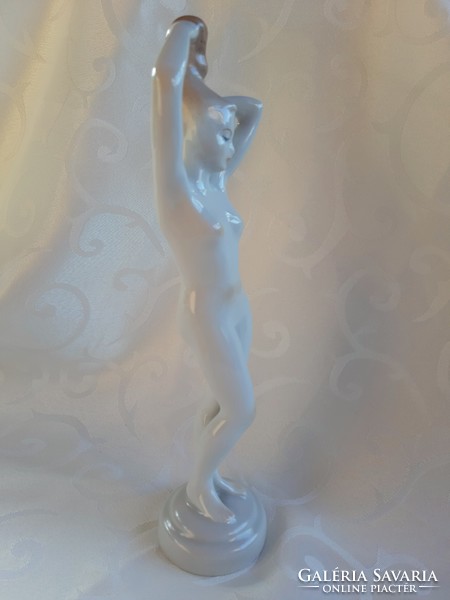 Porcelain female nude, combing woman, aquincum