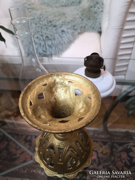 Antique Art Nouveau, metal-bottomed, porcelain-lined kerosene lamp with flat wick