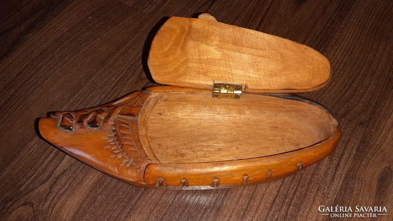 Jewelry holder in the form of wooden slippers