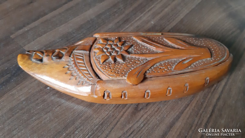 Jewelry holder in the form of wooden slippers