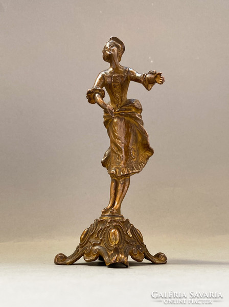 Aranyozott ón táncosnő szobrocska.
