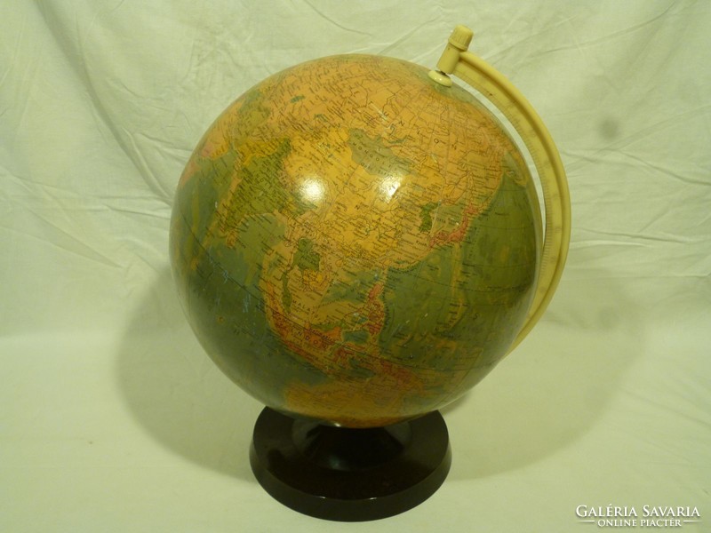 5016 Old large German political globe 33 cm