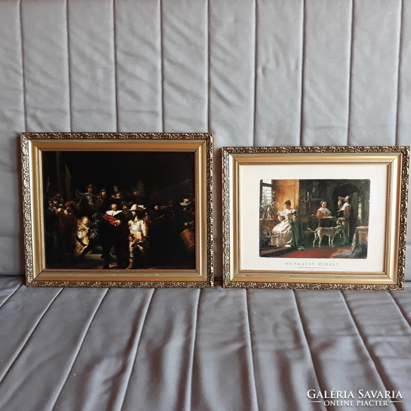 2 gold-plated plastic picture frames