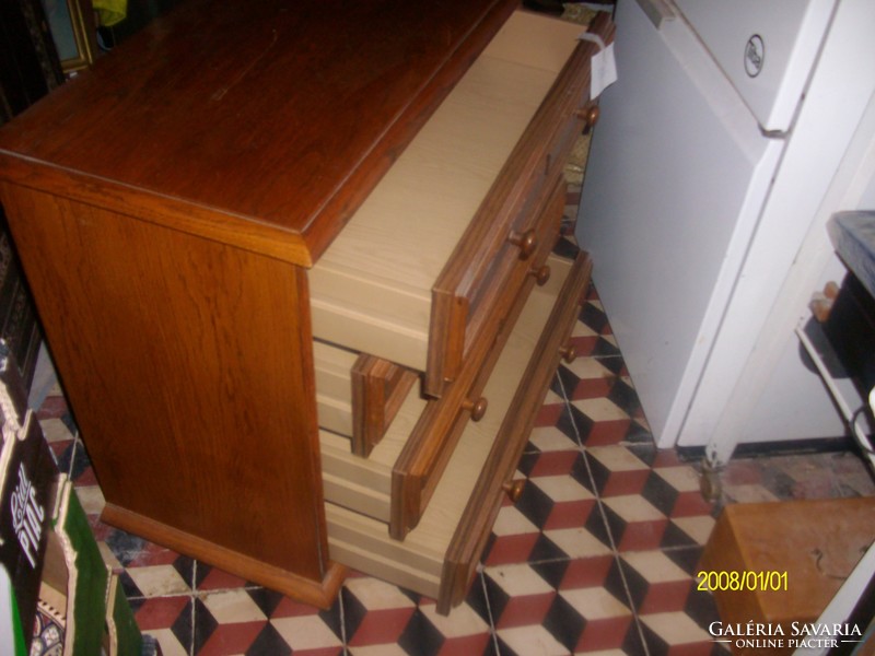 Small chest of drawers / 15000ft /