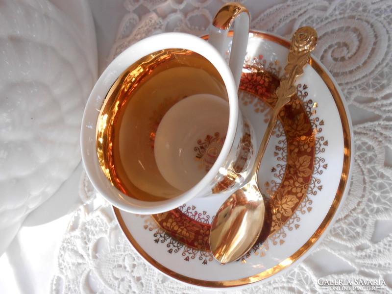 Richly gilded dreamy porcelain cup + placemat with gilded spoon. Even as a gift.