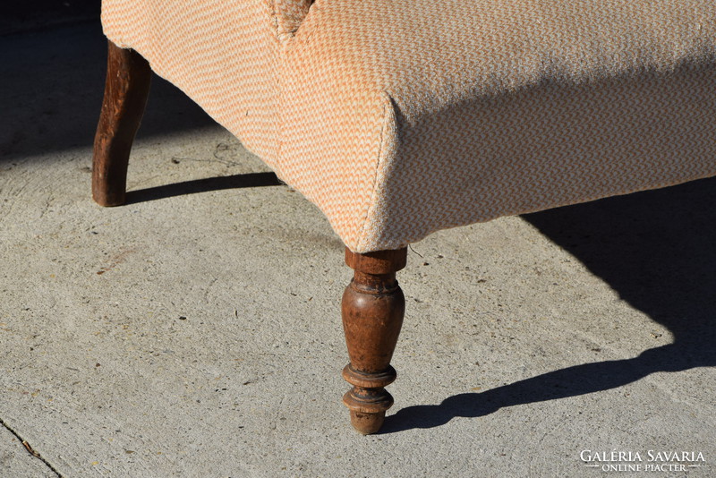 Fotel fa esztergált lábakkal