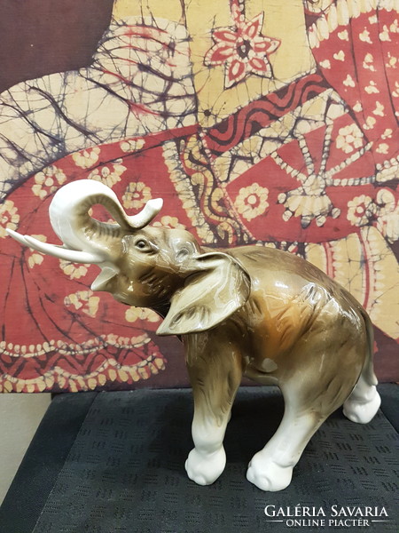 Royal Dux elefánt porcelán