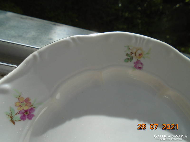 Zsolnay dombormintás virágmintás süteményes tányér zöld pajzspecsétes jelzés 19,5 cm