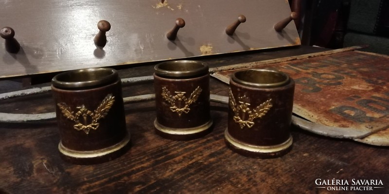 Kis fa kupák, hamutál 19. század végéről, címeres kis poharak