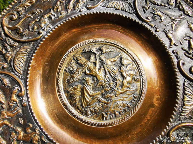 Bronze hunter scenes in a wall bowl