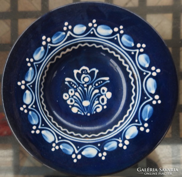 Wall plate with deep blue floral pattern