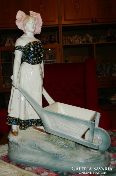 Monumentális - antik fajansz/majolika talicskás nő
