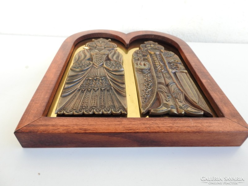 Tamás Bódás: gallery relief - royal couple - in a wooden frame on a bronze copper background