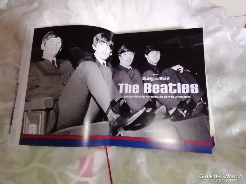 The Beatles -  426 oldal. Páratlan kincsesbánya régi és új Beatles-rajongóknak.