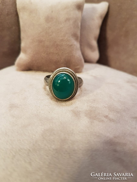 Silver ring with agate decoration