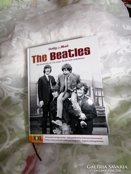 The Beatles -  426 oldal. Páratlan kincsesbánya régi és új Beatles-rajongóknak.