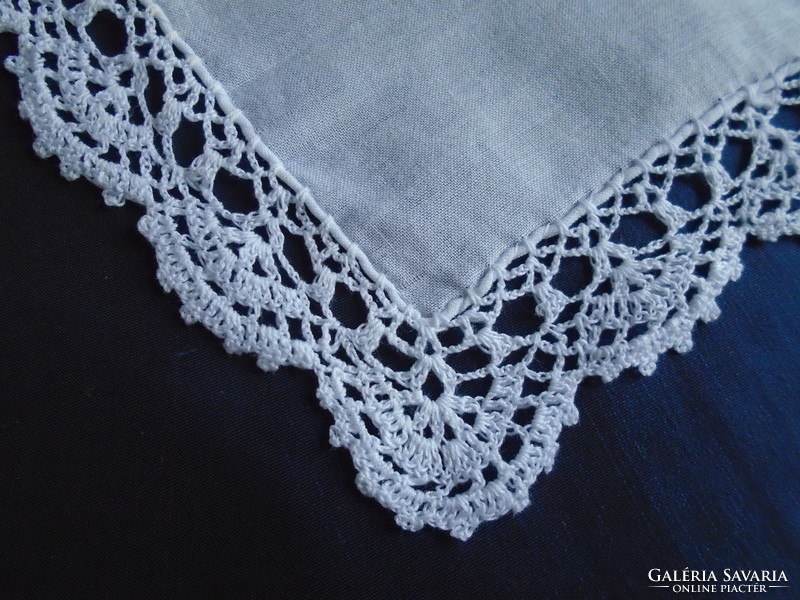 Handkerchief with crochet edge. 30 X 29 cm.