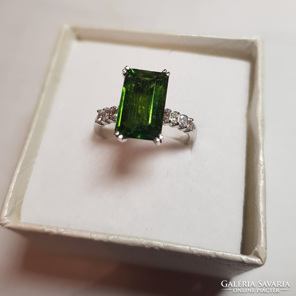 14 Kt green tourmaline ring with glasses