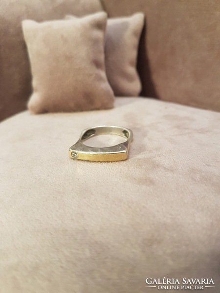 Ezüst design gyűrű, arany rátéttel és cirkónia kővel