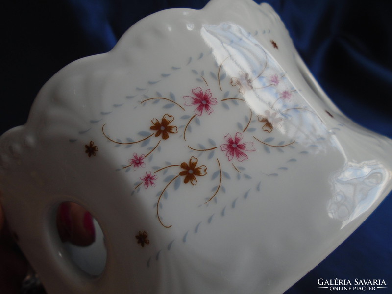 Elegant Bavarian porcelain keeps you warm.