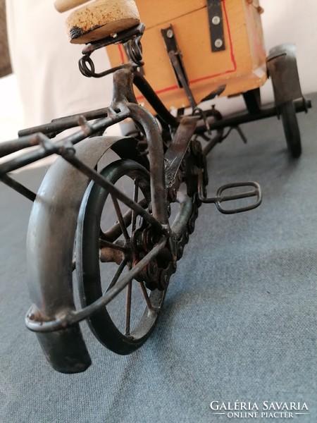 Régi kovácsoltvas szállító tricikli