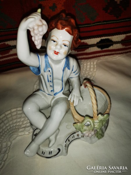 Porcelán fiú, szőlő, gyermek Bacchus, Dionüszosz figura. Barokk