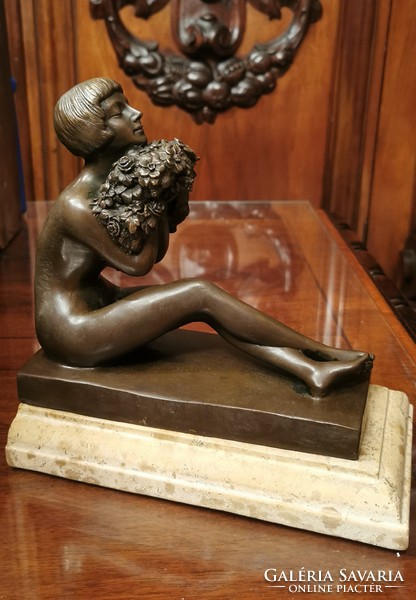 Női akt, virágcsokorral - bronz szobor műalkotás