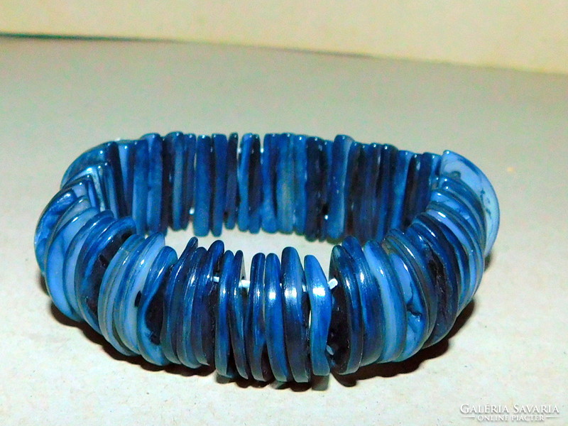 Blue bracelet with shiny black pearls