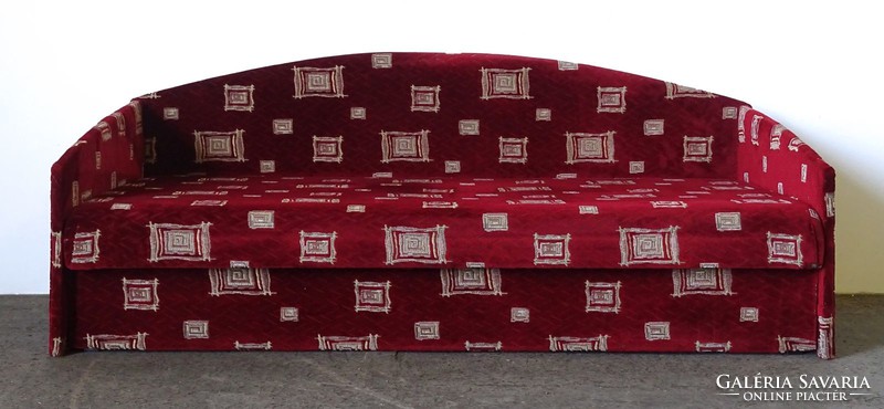 1G683 burgundy couch with bedding 188 x 85 cm