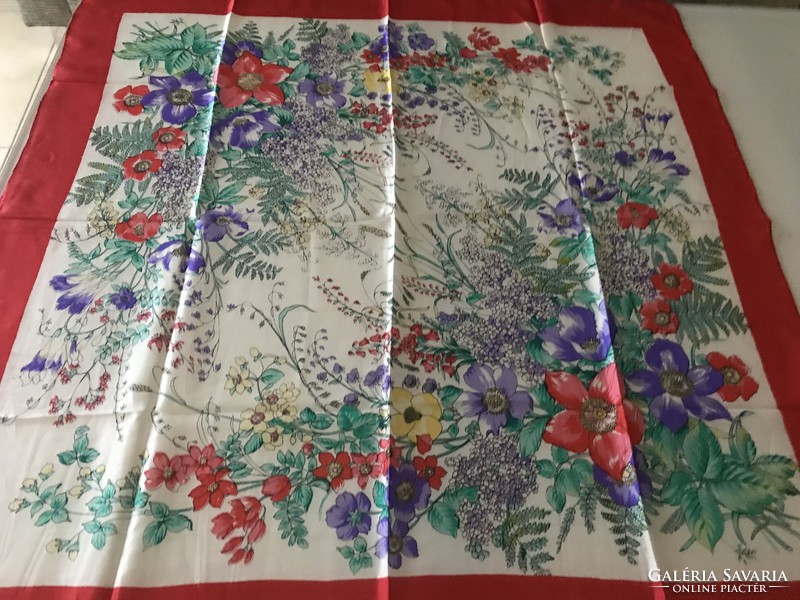 Selyemkendő színes virágcsokor mintával, 85 x 84 cm