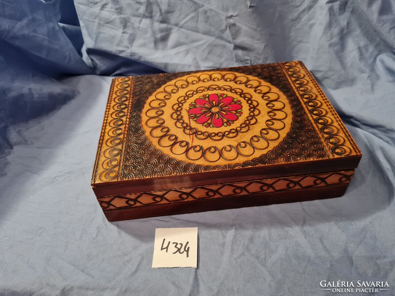Cigarette wooden box with pyrographic decoration