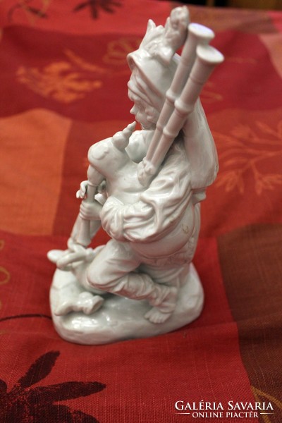 Neapolitan - unpainted porcelain figurine of Capodimonte