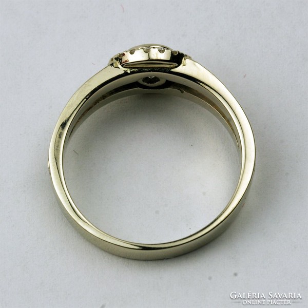 Women's gold ring with modern cut diamonds